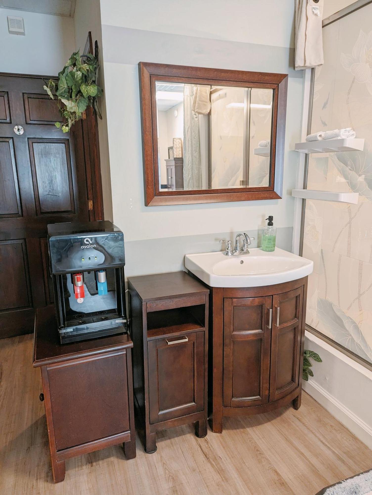Uptown Area, Cozy King Suite, Quiet And Private, Free Parking, Walk To Restaurants Charlotte Exterior photo