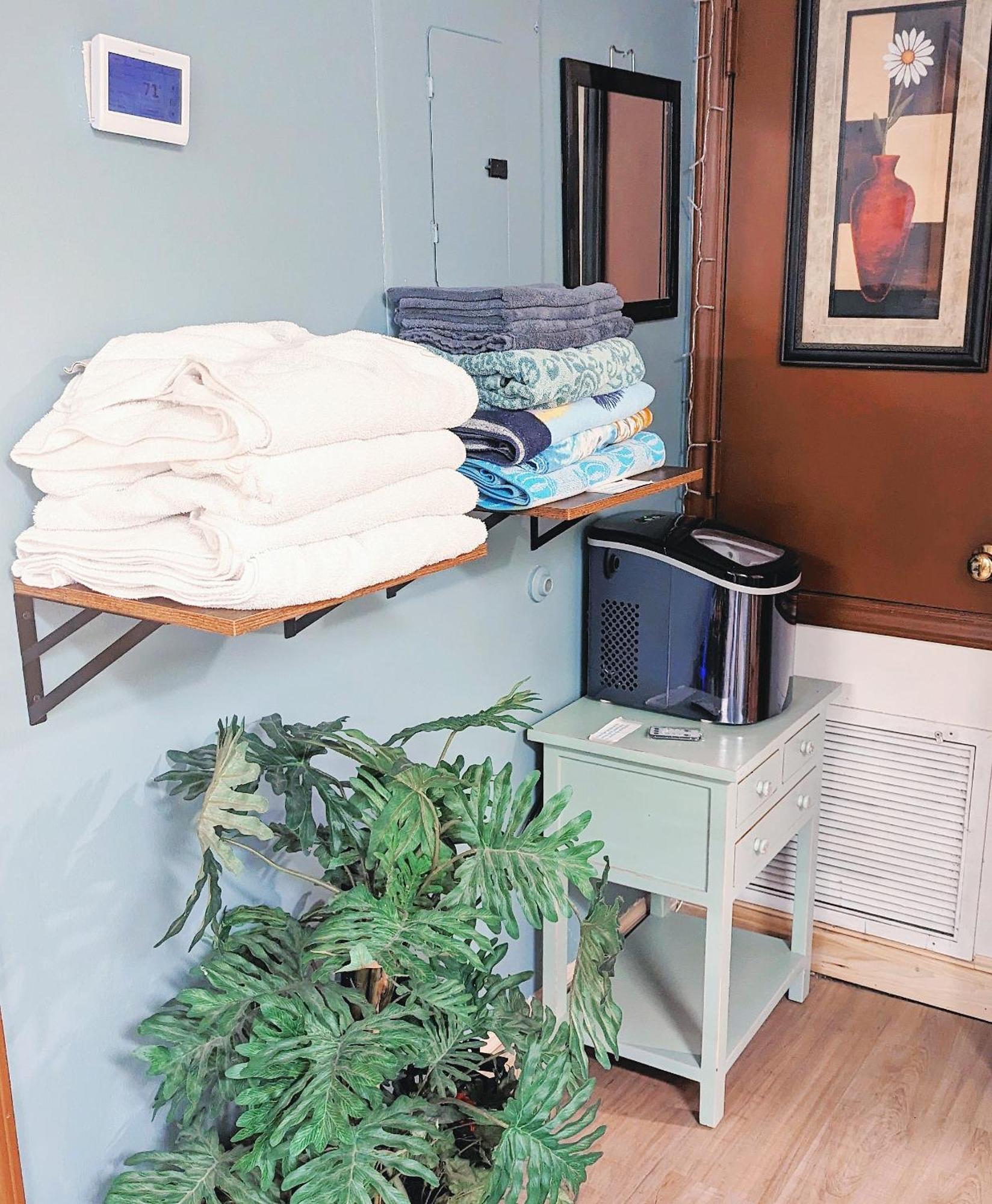 Uptown Area, Cozy King Suite, Quiet And Private, Free Parking, Walk To Restaurants Charlotte Exterior photo