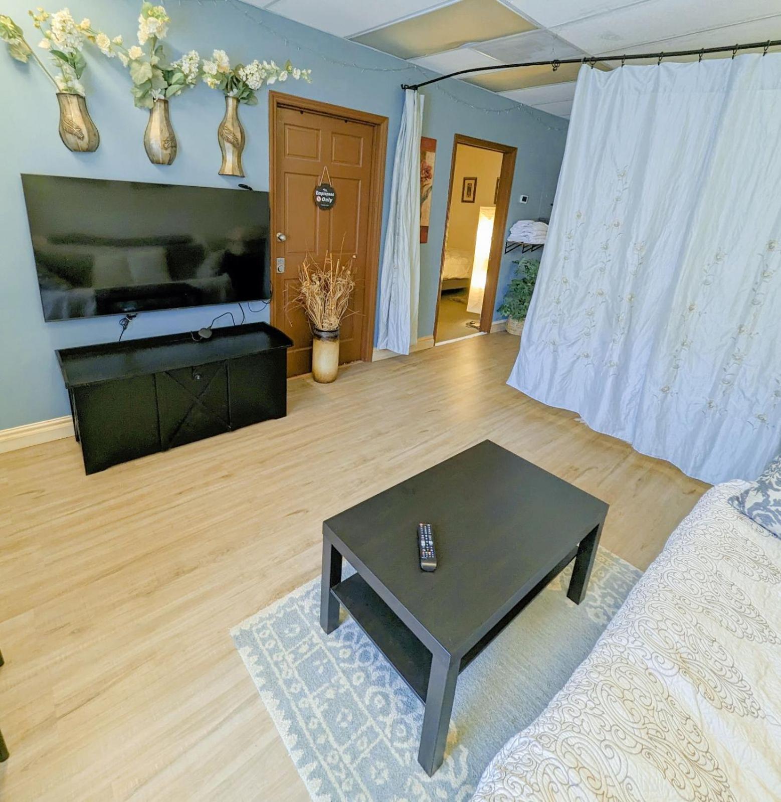 Uptown Area, Cozy King Suite, Quiet And Private, Free Parking, Walk To Restaurants Charlotte Exterior photo